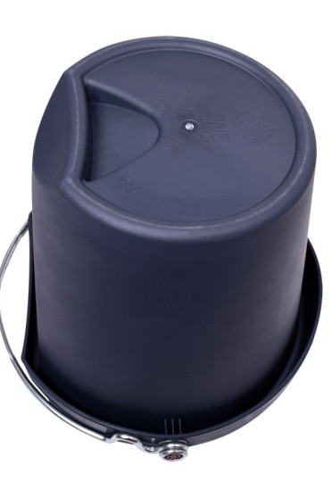 One Equestrian made a Extra Strong Bucket in the color navy, 18 Liter