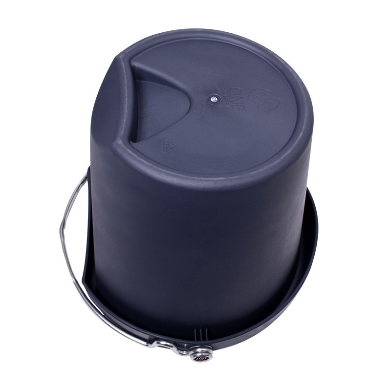 One Equestrian made a Extra Strong Bucket in the color navy, 18 Liter