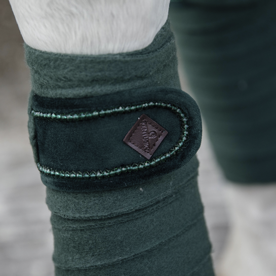 Kentucky Horsewear Polar Fleece Bandages Velvet Pearls, Leverbaar in Diverse kleuren Kentucky Horsewear Polar Fleece Bandages Velvet Pearls, Leverbaar in Diverse kleuren