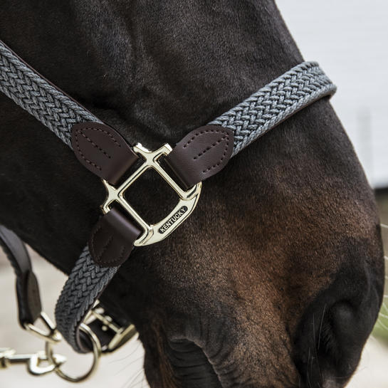 Kentucky Horsewear Nylon Gevlochten Halster grijs, leverbaar in 7 kleuren. Kentucky Horsewear Nylon Gevlochten Halster grijs, leverbaar in 7 kleuren.