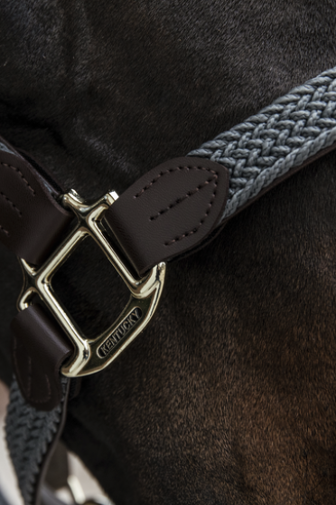 Kentucky Horsewear Nylon Gevlochten Halster grijs, leverbaar in 7 kleuren. Kentucky Horsewear Nylon Gevlochten Halster grijs, leverbaar in 7 kleuren.
