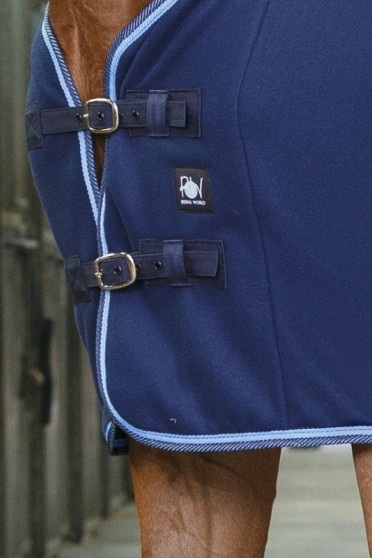 Ridershouse: Riding World Fleece Deken - Blauw - Gewicht van 240g/m2 Ridershouse: Riding World Fleece Deken - Blauw - Gewicht van 240g/m2