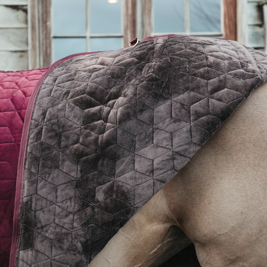 Kentucky Horsewear Show Rug Velvet 160G Bordeaux, ook leverbaar in andere kleuren Kentucky Horsewear Show Rug Velvet 160G Bordeaux, ook leverbaar in andere kleuren