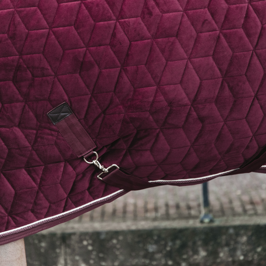 Kentucky Horsewear Show Rug Velvet 160G Bordeaux, ook leverbaar in andere kleuren Kentucky Horsewear Show Rug Velvet 160G Bordeaux, ook leverbaar in andere kleuren