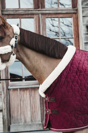 Kentucky Horsewear Show Rug Velvet 160G Bordeaux, ook leverbaar in andere kleuren Kentucky Horsewear Show Rug Velvet 160G Bordeaux, ook leverbaar in andere kleuren