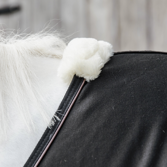 Ideale fleecedeken om je paard te drogen na training of na het wassen. Ideale fleecedeken om je paard te drogen na training of na het wassen.
