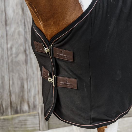 Ideale fleecedeken om je paard te drogen na training of na het wassen. Ideale fleecedeken om je paard te drogen na training of na het wassen.