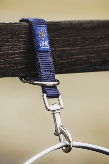 One Equestrian - Stable Hanger - Kleur Blauw - Ridershouse.com One Equestrian - Stable Hanger - Kleur Blauw - Ridershouse.com