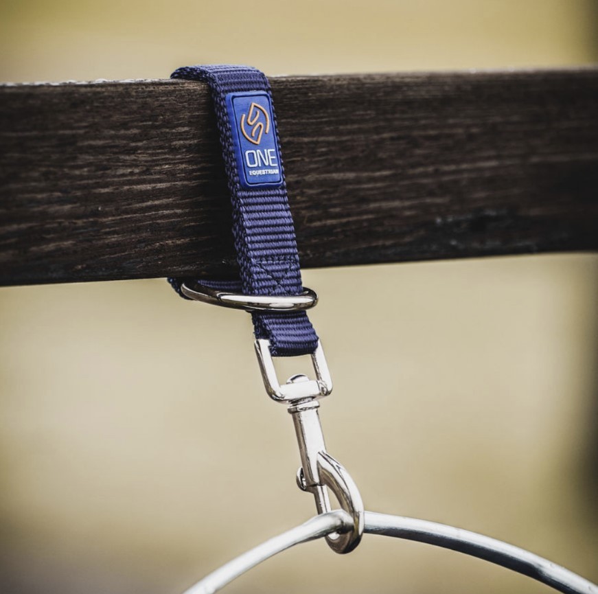 One Equestrian - Stable Hanger - Kleur Blauw - Ridershouse.com One Equestrian - Stable Hanger - Kleur Blauw - Ridershouse.com