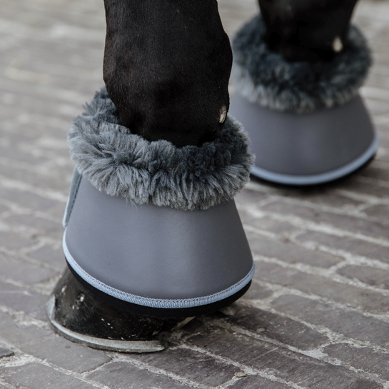 De lederen springschoenen met wol bieden een uitstekende schok absorptie en maximale bescherming. De lederen springschoenen met wol bieden een uitstekende schok absorptie en maximale bescherming.
