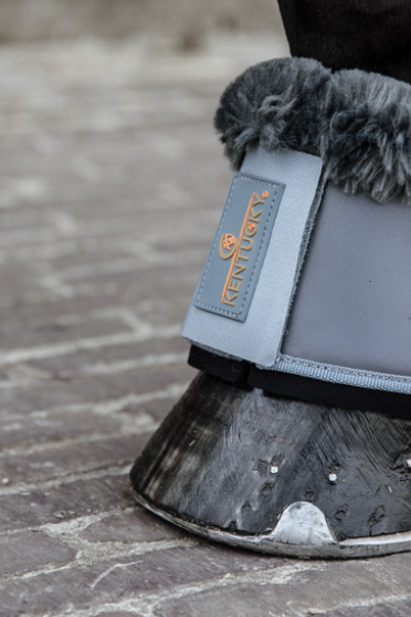 De lederen springschoenen met wol bieden een uitstekende schok absorptie en maximale bescherming. De lederen springschoenen met wol bieden een uitstekende schok absorptie en maximale bescherming.
