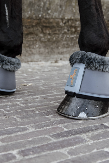 De lederen springschoenen met wol bieden een uitstekende schok absorptie en maximale bescherming. De lederen springschoenen met wol bieden een uitstekende schok absorptie en maximale bescherming.