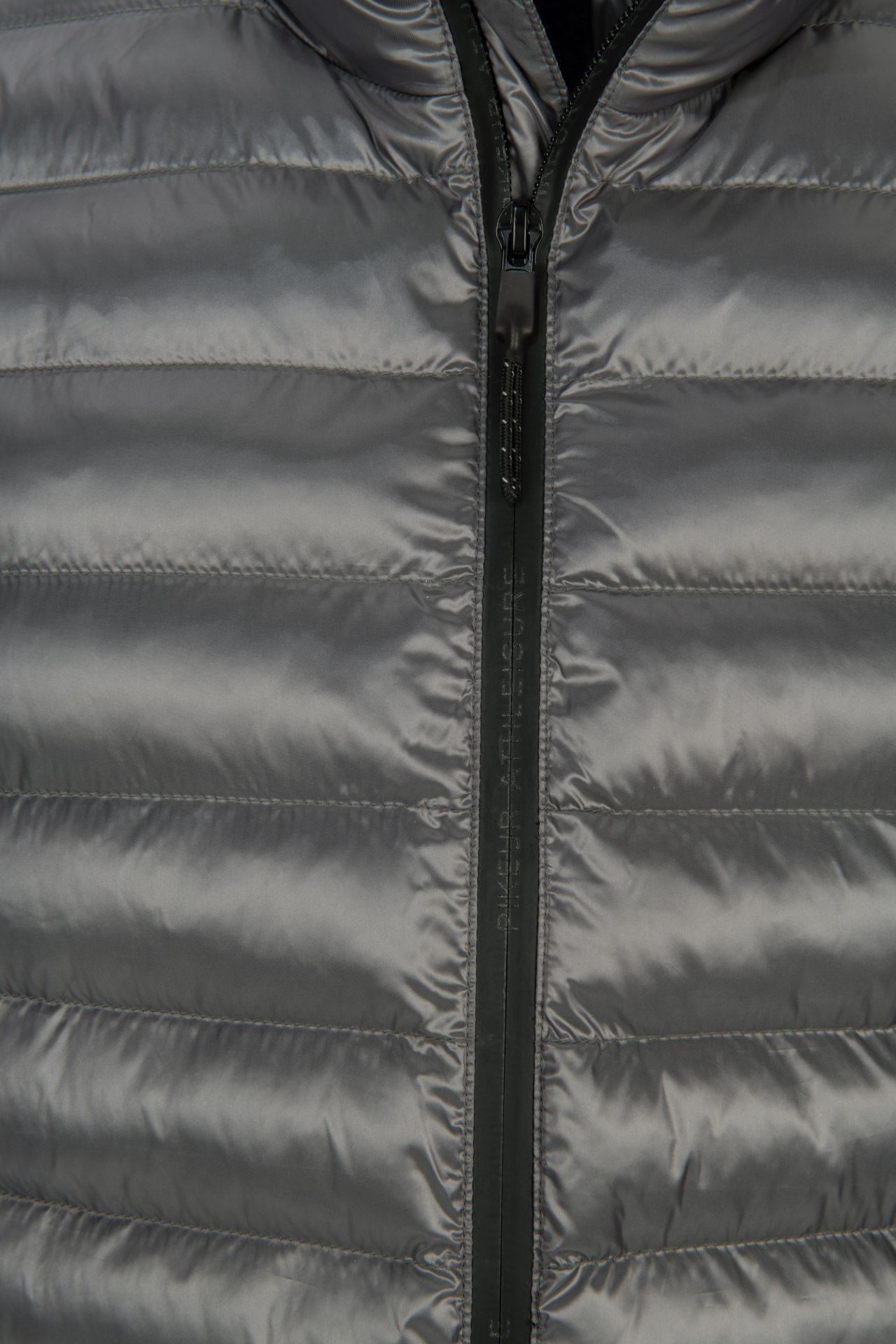 Pikeur Heren Bodywarmer Timm Grijs, met een goed pasvorm. Ook leverbaar in Blauw Pikeur Heren Bodywarmer Timm Grijs, met een goed pasvorm. Ook leverbaar in Blauw