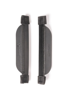 Trust Equestrian Blinkers, leverbaar in de kleuren bruin en zwart.