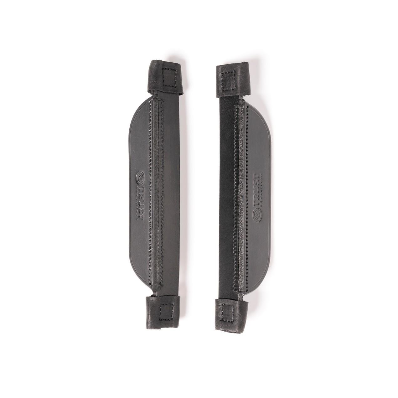 Trust Equestrian Blinkers, leverbaar in de kleuren bruin en zwart.