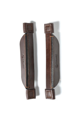 Trust Equestrian Blinkers, leverbaar in de kleuren bruin en zwart.