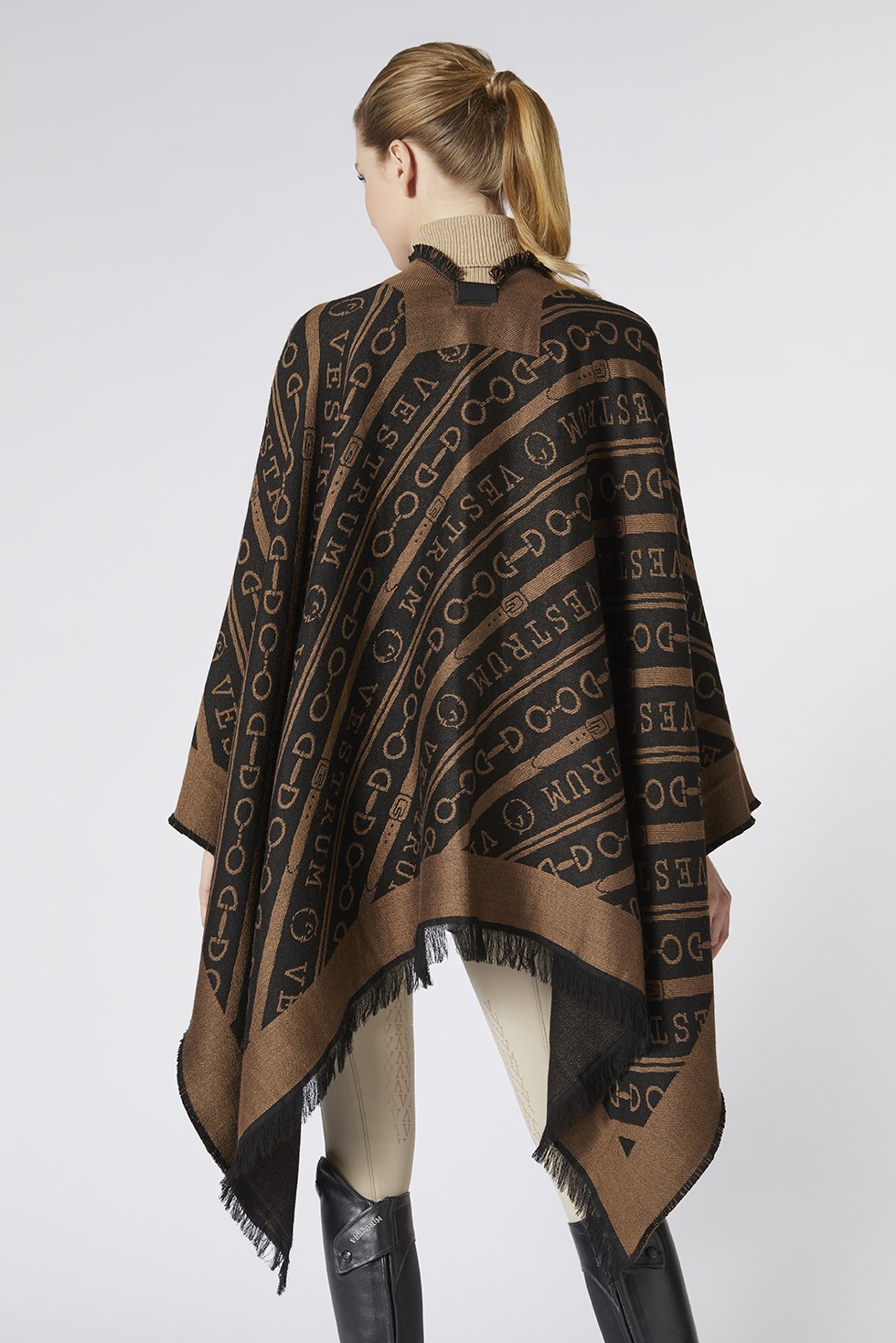 Vestrum Pedraces Cape Honing-Zwart, een must have voor uw gaderobe kast.