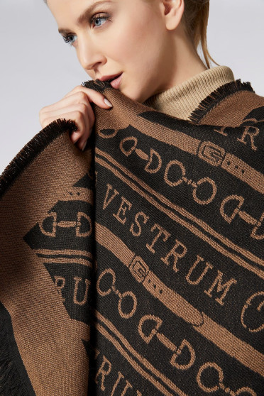 Vestrum Pedraces Cape Honing-Zwart, een must have voor uw gaderobe kast.