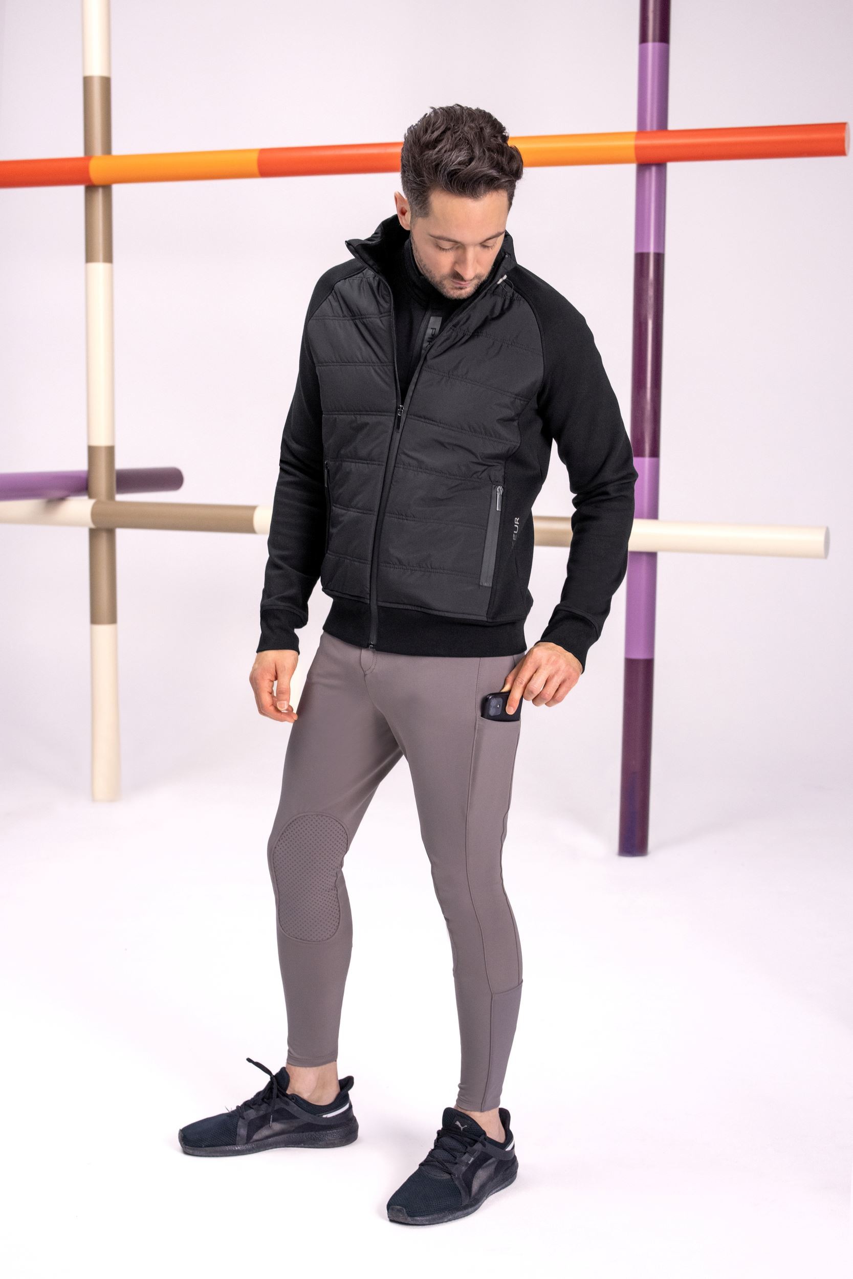 Ridershouse: Pikeur jas voor mannen Hybrid. In de kleur zwart. Ideaal voor winter ritjes. Ridershouse: Pikeur jas voor mannen Hybrid. In de kleur zwart. Ideaal voor winter ritjes.