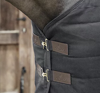 Ridershouse: Kentucky Horsewear Stable Rug Classic 200g in de kleur zwart Ridershouse: Kentucky Horsewear Stable Rug Classic 200g in de kleur zwart