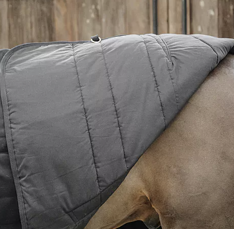 Ridershouse: Kentucky Horsewear Stable Rug Classic 200g in de kleur zwart Ridershouse: Kentucky Horsewear Stable Rug Classic 200g in de kleur zwart