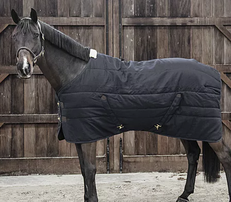 Ridershouse: Kentucky Horsewear Stable Rug Classic 300g in de kleur zwart Ridershouse: Kentucky Horsewear Stable Rug Classic 300g in de kleur zwart