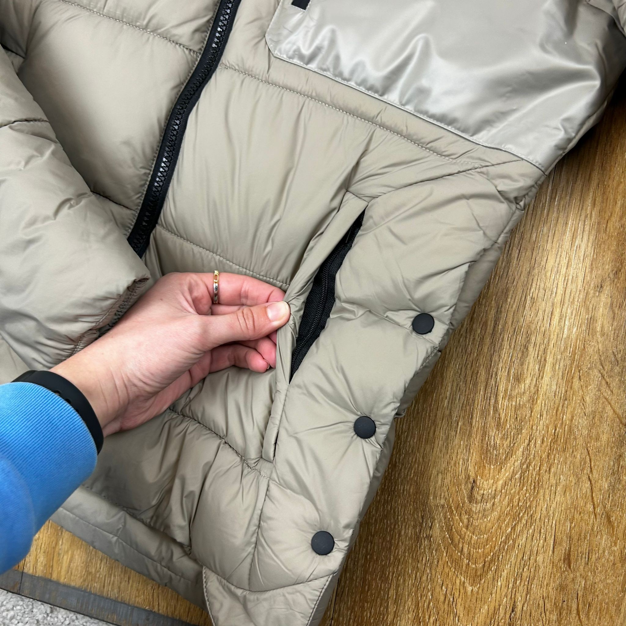 Ridershouse: RG Italy - Women's Padded Hooded Jacket in the color beige Ridershouse: RG Italy - Women's Padded Hooded Jacket in the color beige