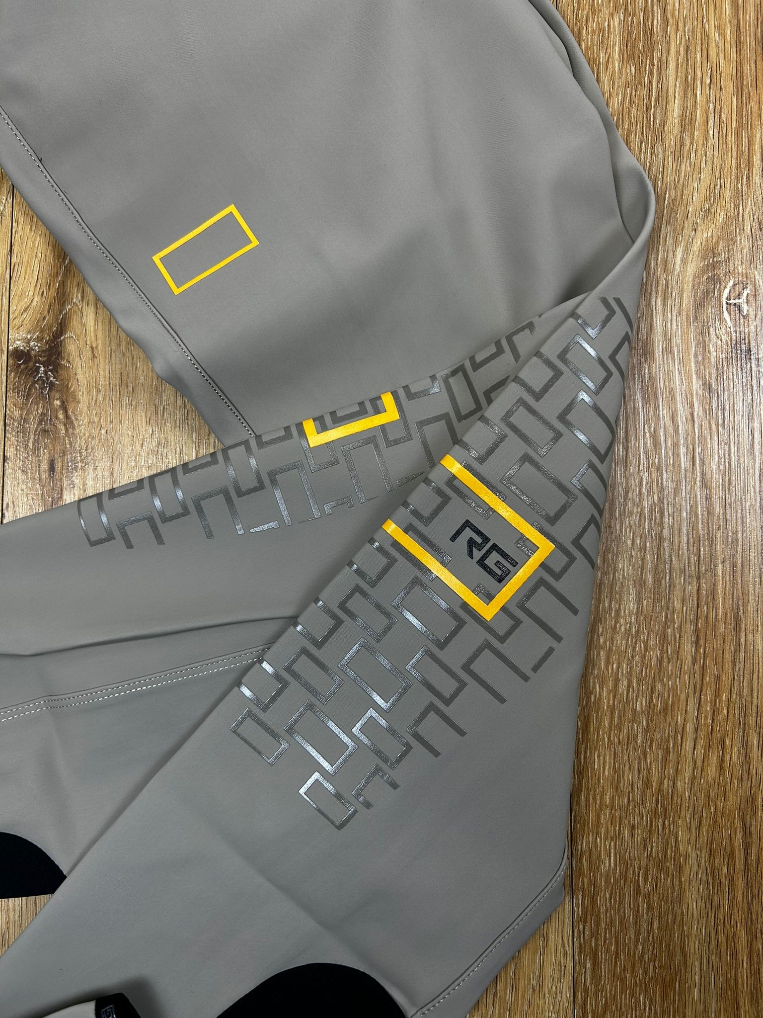 Ridershouse: RG Damesrijbroek high waist Knie Grip - in de kleur Beige Ridershouse: RG Damesrijbroek high waist Knie Grip - in de kleur Beige