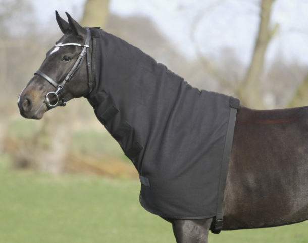 Ridershouse: QHP Losse Fleece Hals Zwart - bevestiging met klittenband Ridershouse: QHP Losse Fleece Hals Zwart - bevestiging met klittenband