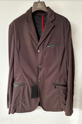 Washinton  women’s competition jacket is waterproof with breathable mesh on the inside