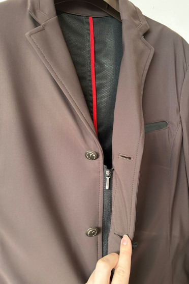 Washinton women’s competition jacket is waterproof with breathable mesh on the inside Washinton women’s competition jacket is waterproof with breathable mesh on the inside
