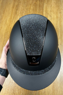 Miss Shield Shadowmatt Black - Crystal Fabric Top + Frontal Band - Matte Trim + Blazon Miss Shield Shadowmatt Black - Crystal Fabric Top + Frontal Band - Matte Trim + Blazon