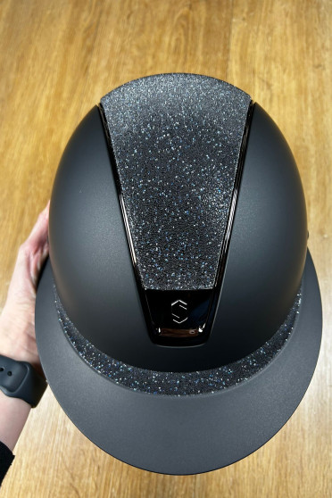 Miss Shield Shadowmatt Black - Crystal Fabric Top + Frontal Band - Matte Trim + Blazon Miss Shield Shadowmatt Black - Crystal Fabric Top + Frontal Band - Matte Trim + Blazon
