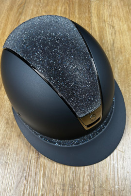 Miss Shield Shadowmat zwart- Crystal Fabric Top + Frontal Band - Matte Trim + Blazon Miss Shield Shadowmat zwart- Crystal Fabric Top + Frontal Band - Matte Trim + Blazon