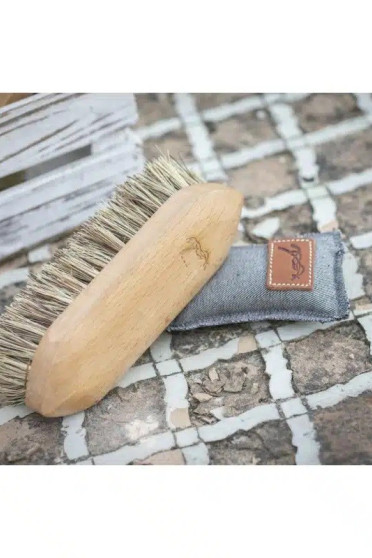 Penelope Body Brush Middle Short Dandy , perfect to clean your horse Penelope Body Brush Middle Short Dandy , perfect to clean your horse