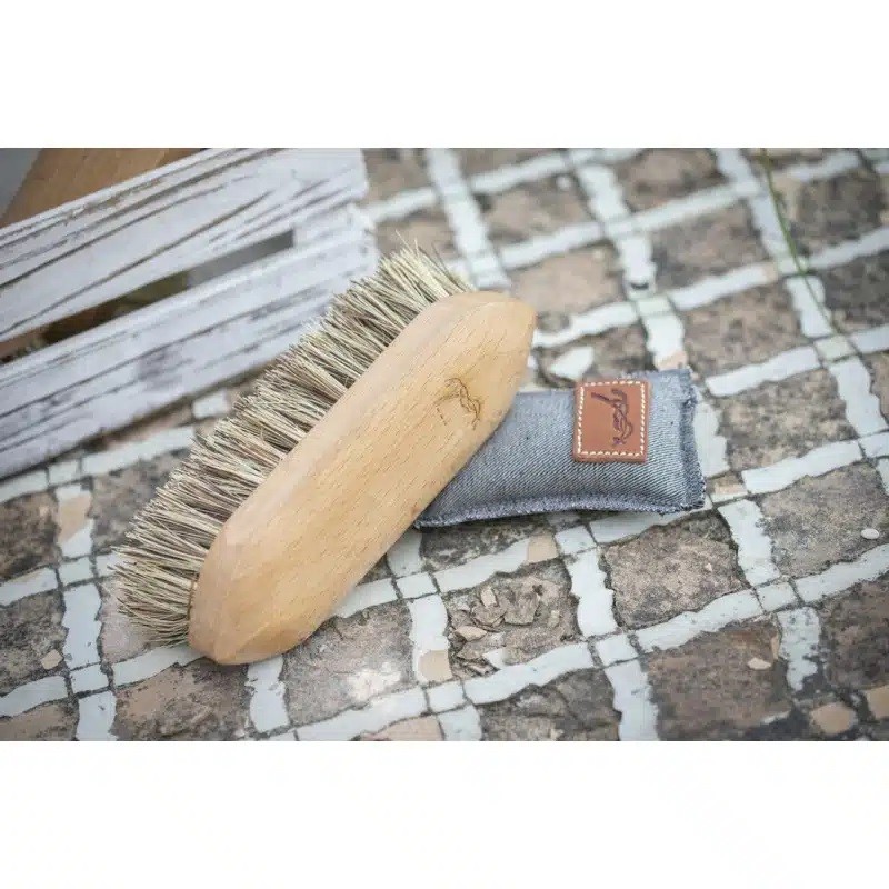 Penelope Body Brush Middle Short Dandy , perfect to clean your horse Penelope Body Brush Middle Short Dandy , perfect to clean your horse