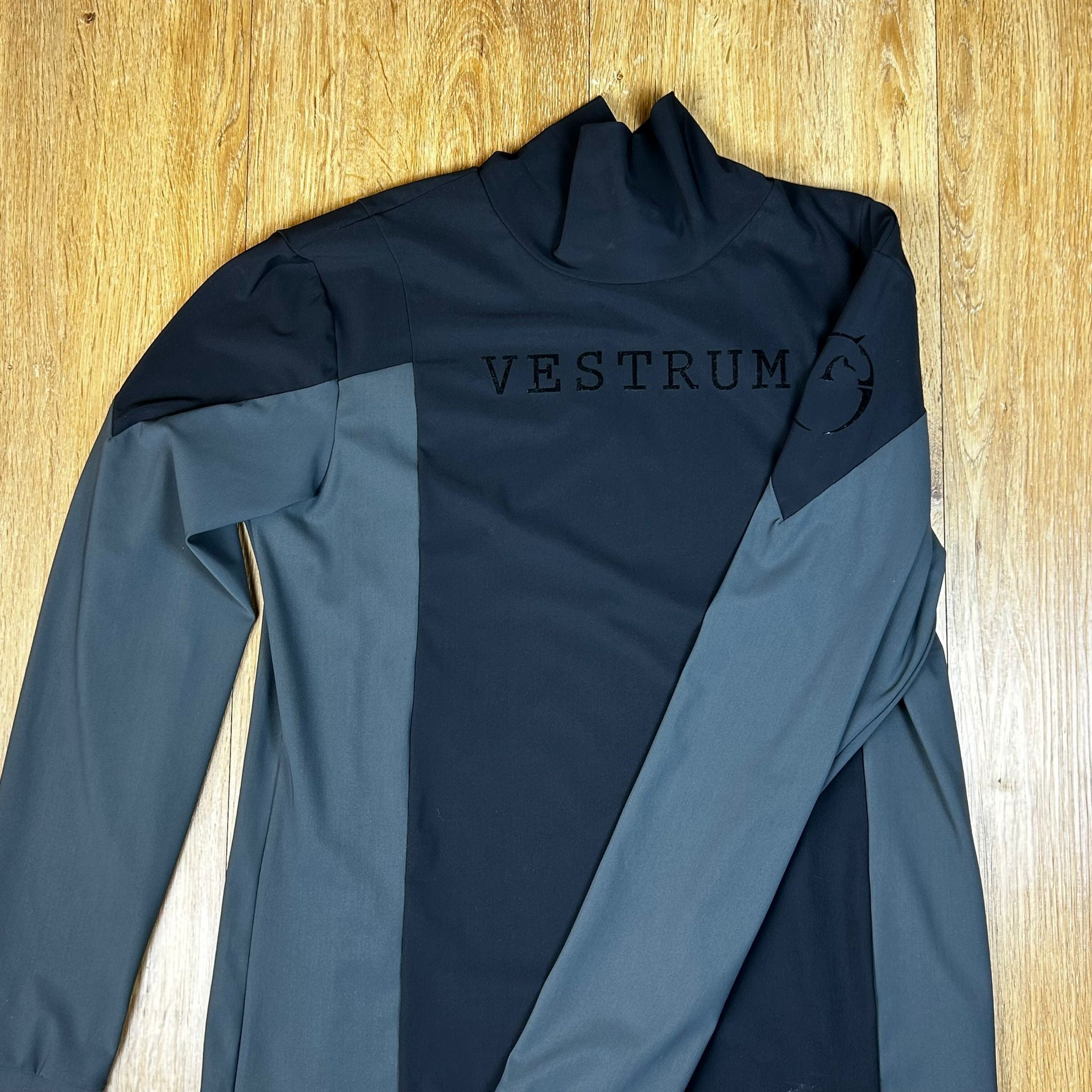 Ridershouse: Vestrum Heren Delft Longsleeve Training Top - Antraciet Ridershouse: Vestrum Heren Delft Longsleeve Training Top - Antraciet