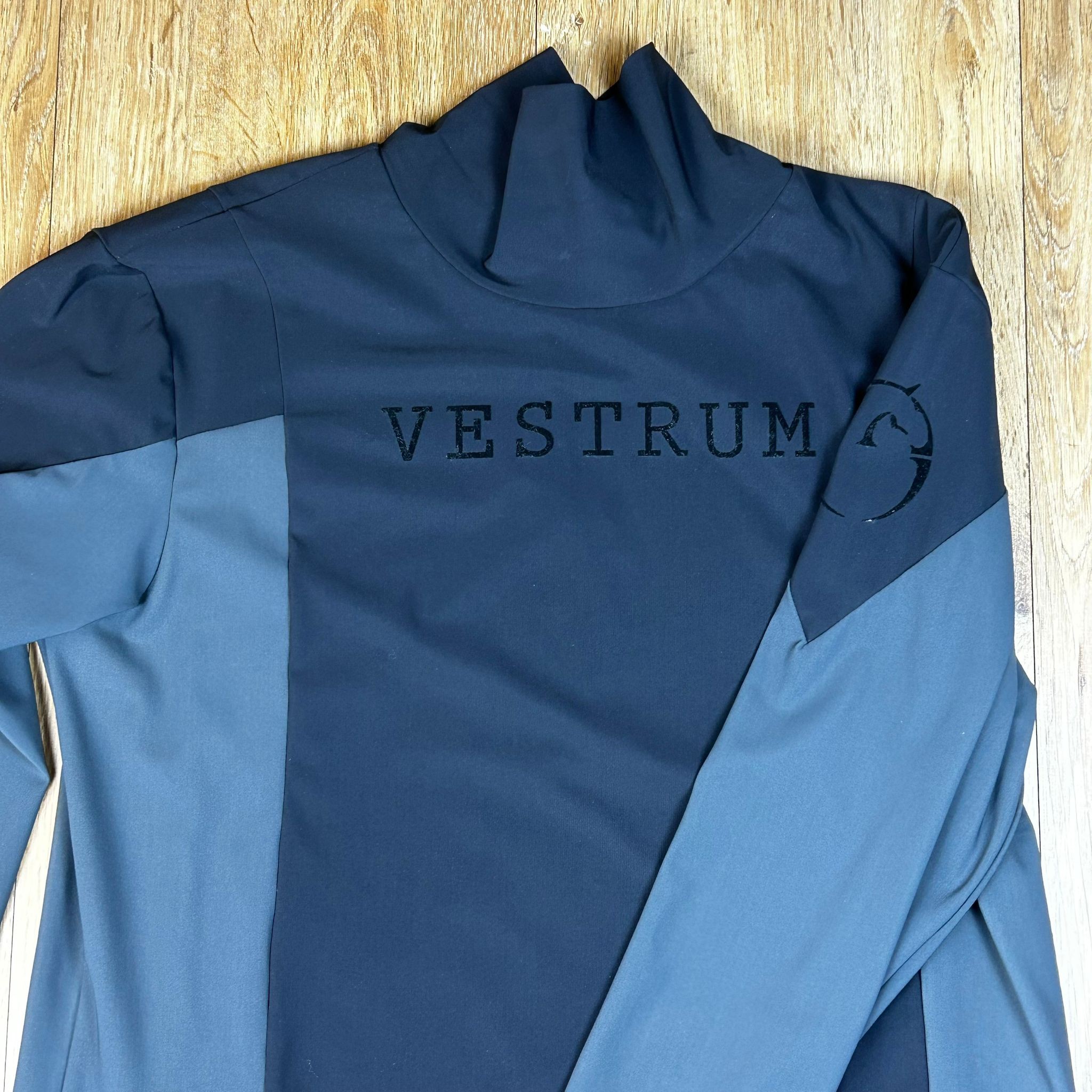 Ridershouse: Vestrum Heren Delft Longsleeve Training Top - Antraciet Ridershouse: Vestrum Heren Delft Longsleeve Training Top - Antraciet