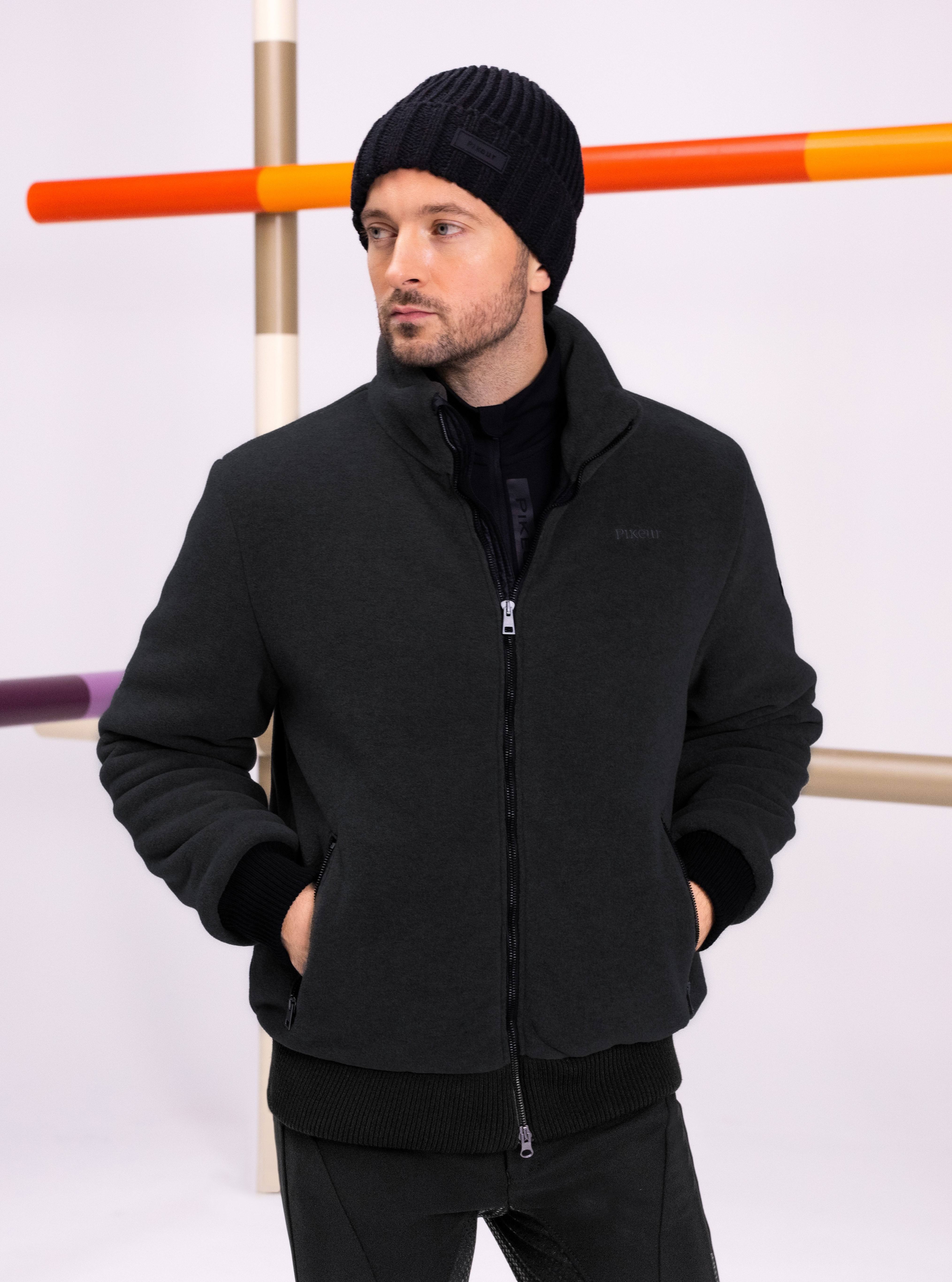 Pikeur Heren Outdoor Fleece Jack - in de kleur Antraciet - Ridershouse.com Pikeur Heren Outdoor Fleece Jack - in de kleur Antraciet - Ridershouse.com