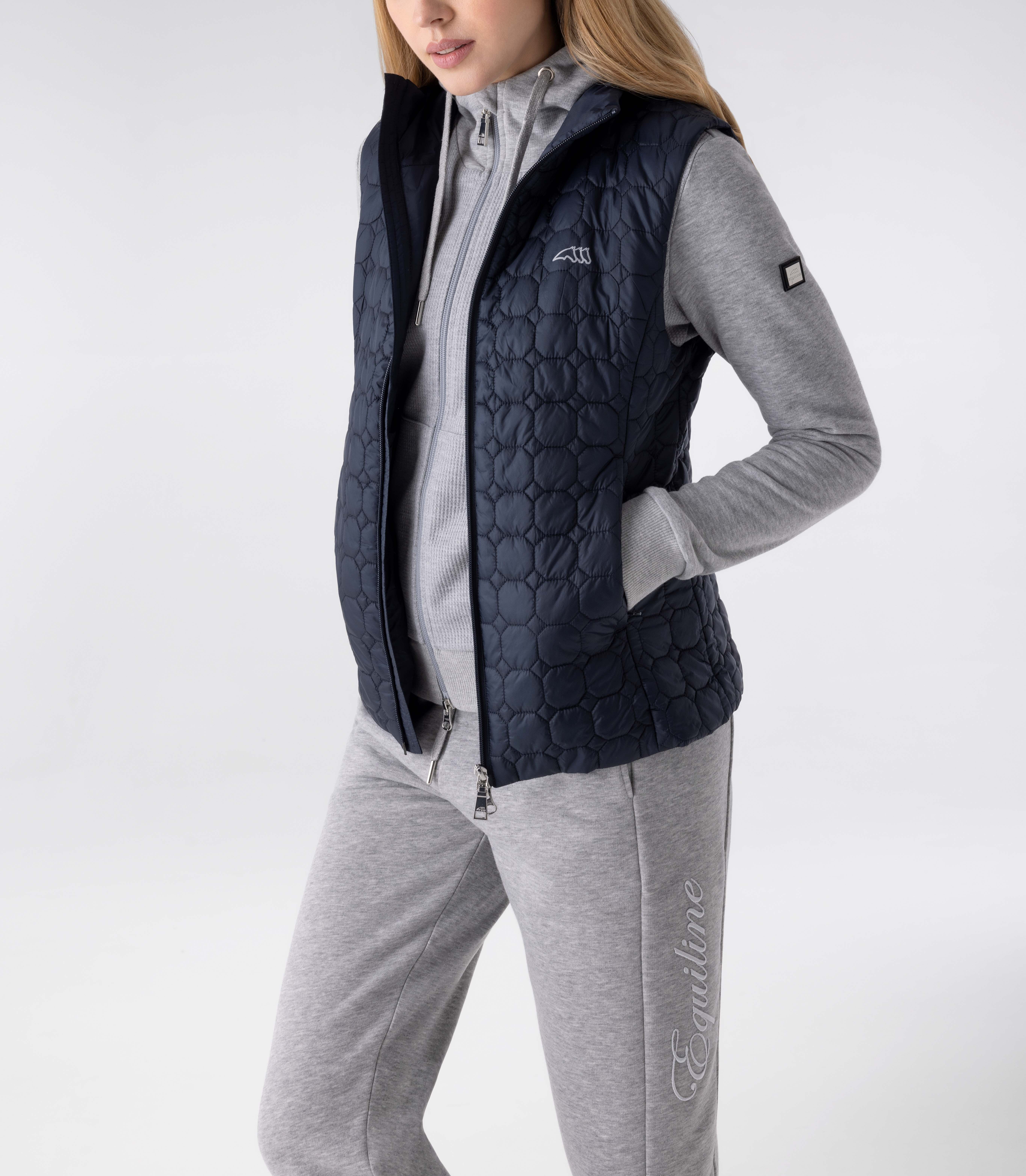 Zomer 2024 - Equiline Dames Bodywarmer Edaev - in de kleur marineblauw Zomer 2024 - Equiline Dames Bodywarmer Edaev - in de kleur marineblauw
