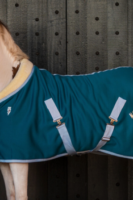 Ridershouse: QHP Fleece Deken Thunderbolt - in de kleur Deep Lagoon