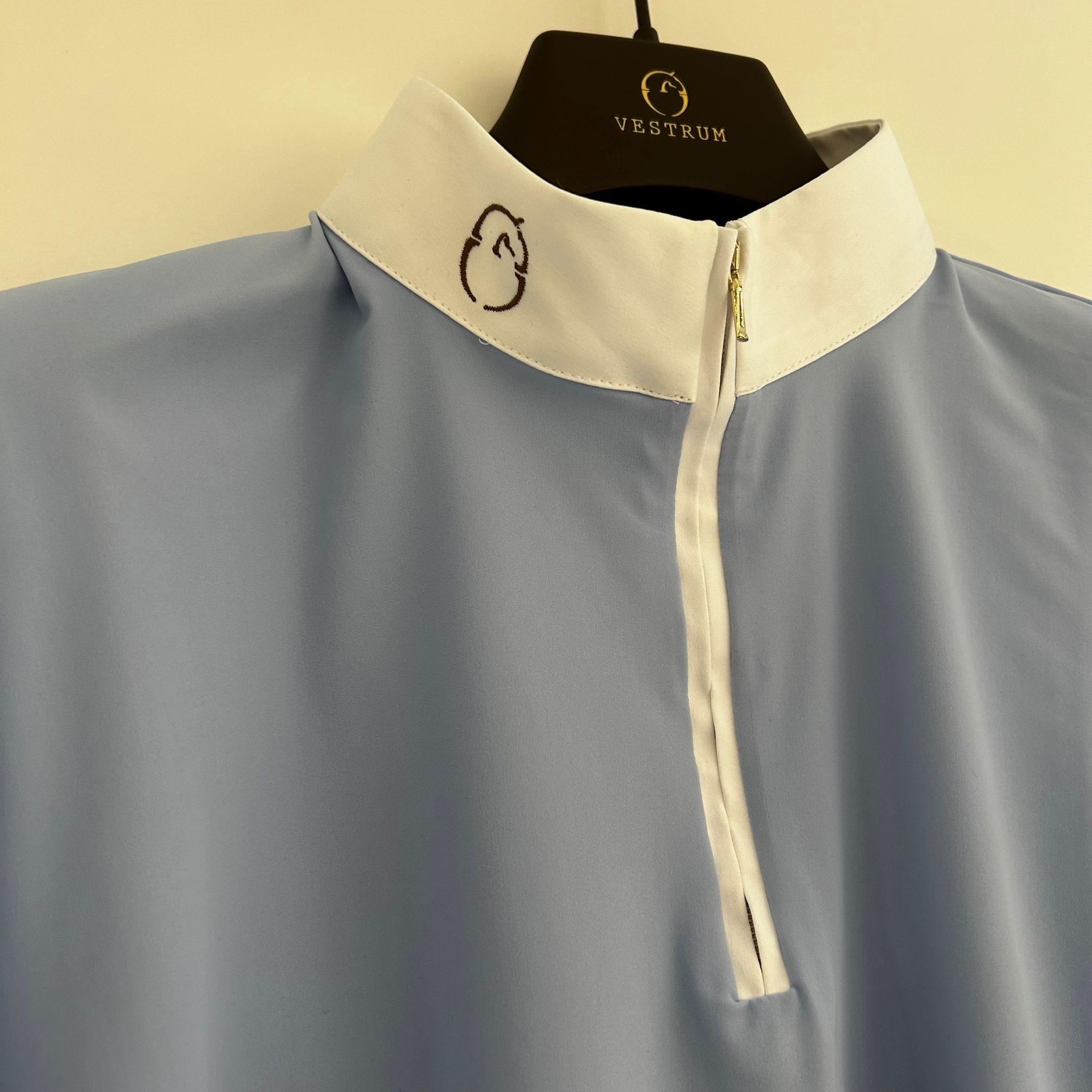 Vestrum Dames Shirt L/S Mahon in de kleur Sky Blue - Ridershouse.com Vestrum Dames Shirt L/S Mahon in de kleur Sky Blue - Ridershouse.com