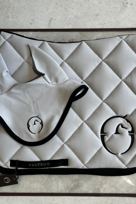 Vestrum Set LA Spring Zadeldek En Alassio Bordo Nero Oornetje - Pearl Grey Vestrum Set LA Spring Zadeldek En Alassio Bordo Nero Oornetje - Pearl Grey