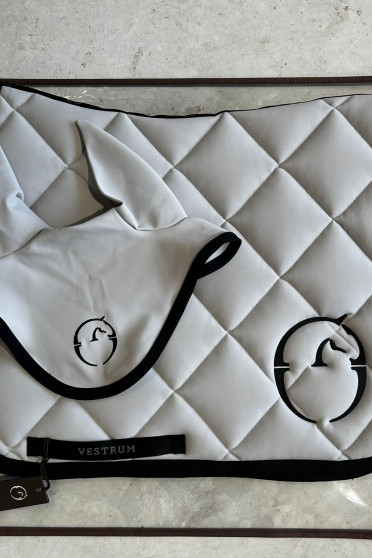 Vestrum Set LA Spring Zadeldek En Alassio Bordo Nero Oornetje - Pearl Grey Vestrum Set LA Spring Zadeldek En Alassio Bordo Nero Oornetje - Pearl Grey