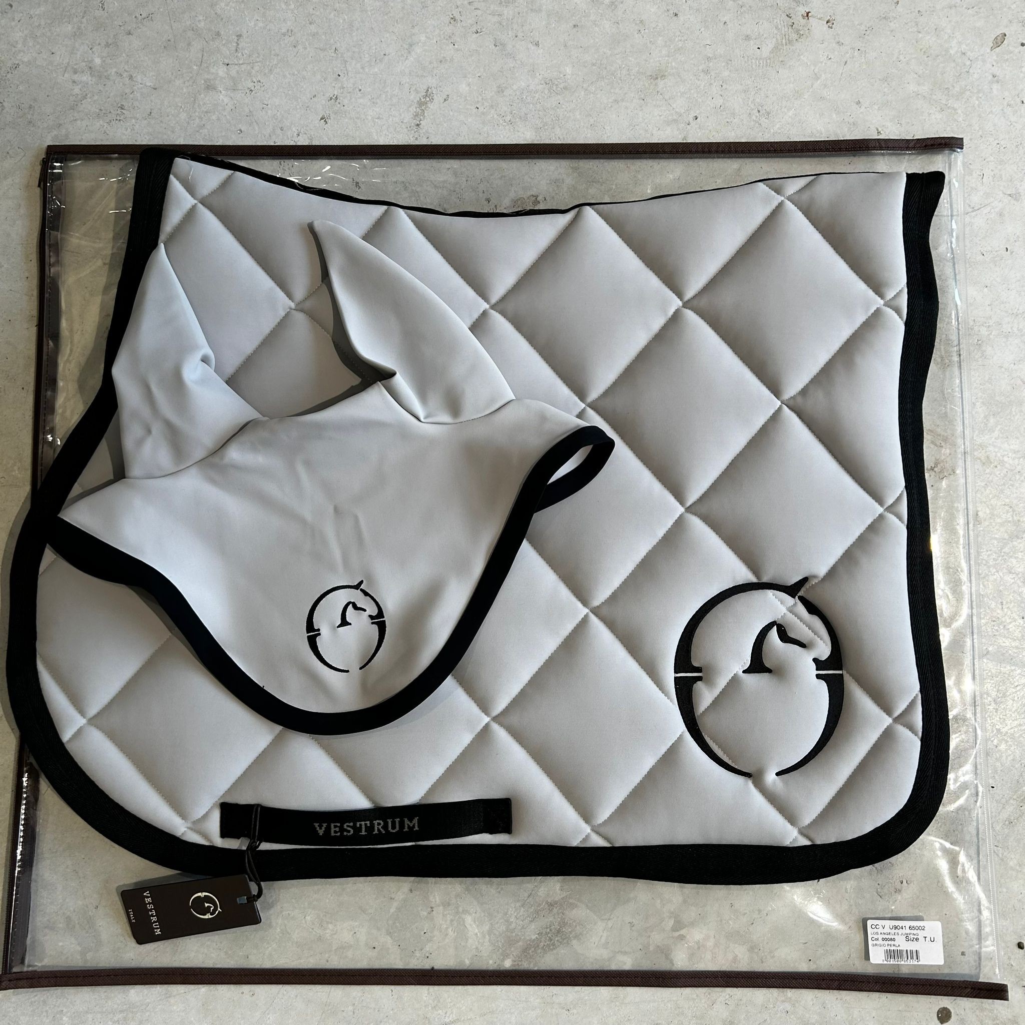 Vestrum Set LA Spring Zadeldek En Alassio Bordo Nero Oornetje - Pearl Grey Vestrum Set LA Spring Zadeldek En Alassio Bordo Nero Oornetje - Pearl Grey