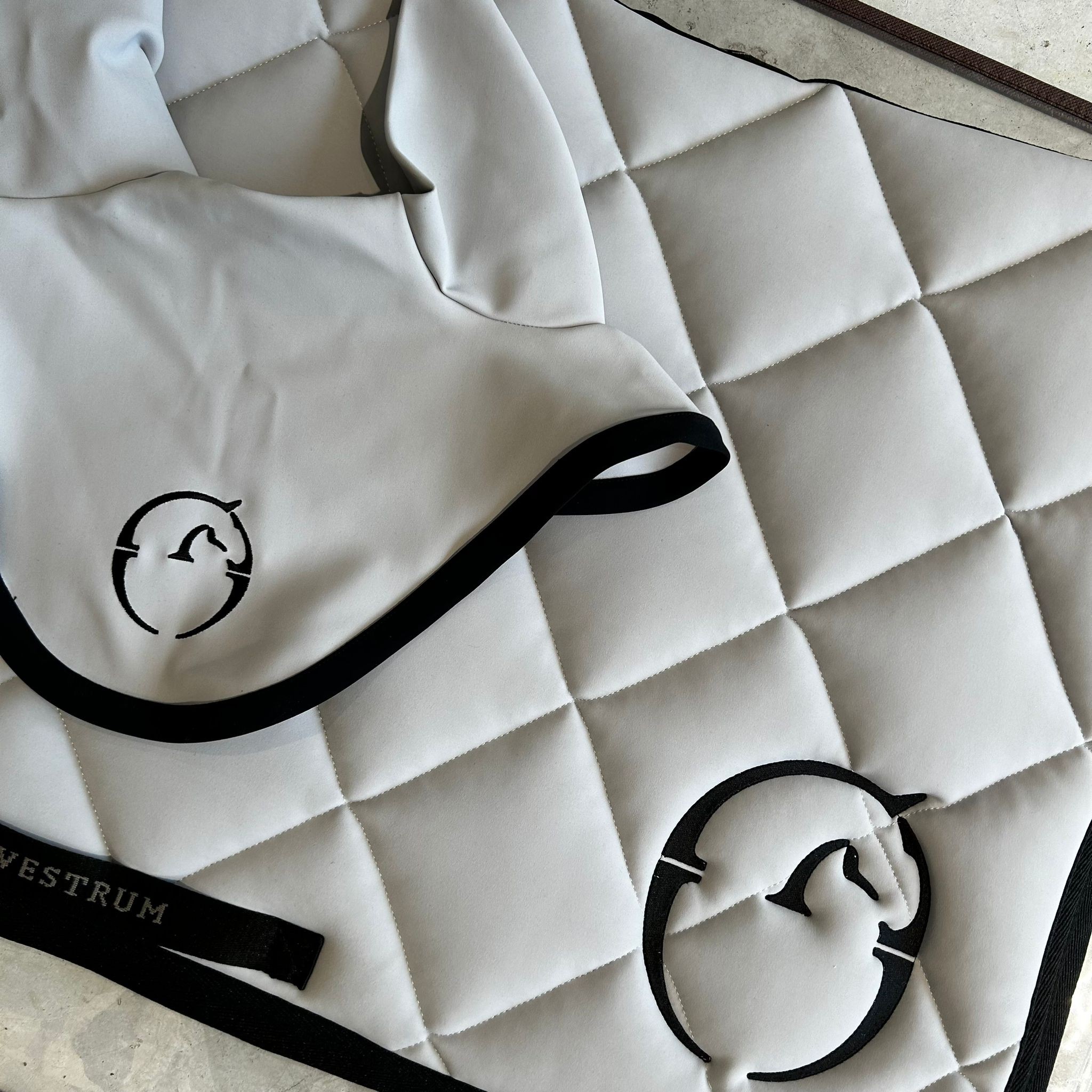 Vestrum Set LA Spring Zadeldek En Alassio Bordo Nero Oornetje - Pearl Grey Vestrum Set LA Spring Zadeldek En Alassio Bordo Nero Oornetje - Pearl Grey
