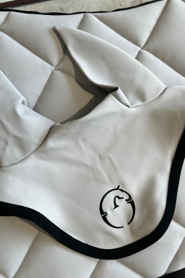 Vestrum Set LA Spring Zadeldek En Alassio Bordo Nero Oornetje - Pearl Grey Vestrum Set LA Spring Zadeldek En Alassio Bordo Nero Oornetje - Pearl Grey