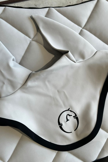 Vestrum Set LA Spring Zadeldek En Alassio Bordo Nero Oornetje - Pearl Grey Vestrum Set LA Spring Zadeldek En Alassio Bordo Nero Oornetje - Pearl Grey