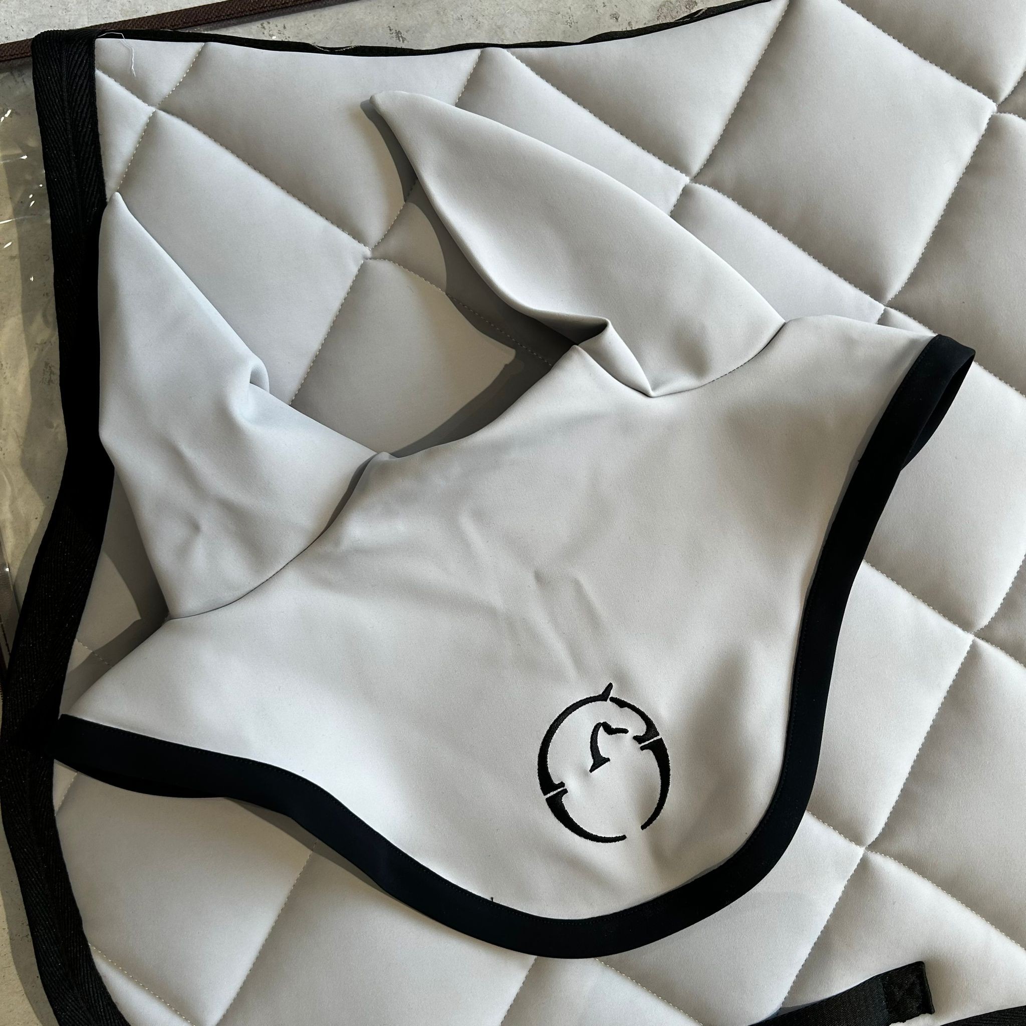 Vestrum Set LA Spring Zadeldek En Alassio Bordo Nero Oornetje - Pearl Grey Vestrum Set LA Spring Zadeldek En Alassio Bordo Nero Oornetje - Pearl Grey