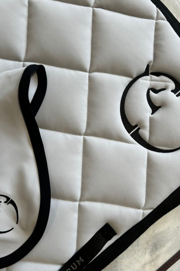 Vestrum Set LA Spring Zadeldek En Alassio Bordo Nero Oornetje - Pearl Grey Vestrum Set LA Spring Zadeldek En Alassio Bordo Nero Oornetje - Pearl Grey